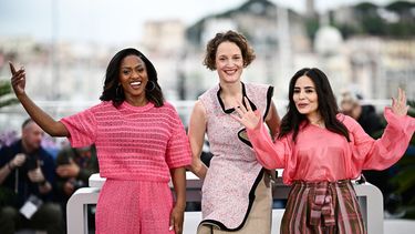 Los miembros del jurado de Una Cierta Mirada, la directora y guionista franco-senegalesa Maimouna Doucoure, la actriz luxemburguesa alemana Vicky Krieps y la directora y guionista marroquí Asmae El Moudir, posan durante una sesión fotográfica en la 77ª edición del Festival de Cine de Cannes en Cannes, sur de Francia, el 15 de mayo de 2024.