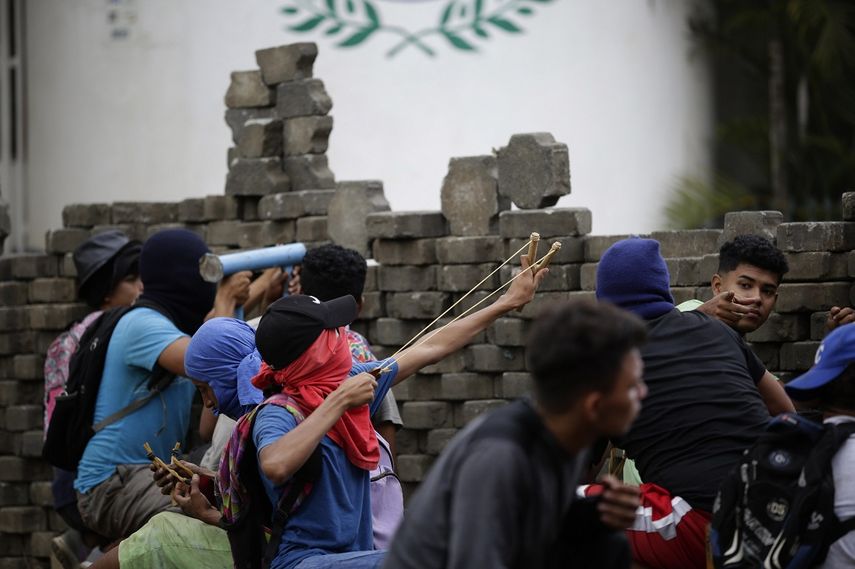 Manifestantes se enfrentan a las autoridades durante las protestas del sábado 9 de junio en Masaya, Nicaragua.