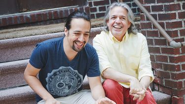 En esta foto sin fecha proporcionada por Monica Simoes, Lin-Manuel Miranda, a la izquierda, ríe con su padre Luis Miranda Jr.&nbsp;