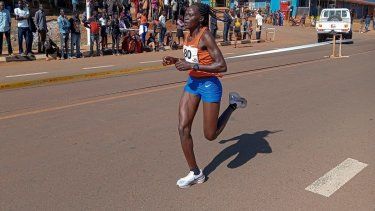 Rebecca Cheptegei compite en la carrera Discovery de 10kms en Kapchorwa, Uganda, el 20 de enero de 2023.