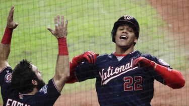 El dominicano Juan Soto, de los Nacionales de Washington, festeja con Adam Eaton, luego de conectar un jonrón en el sexto juego de la Serie Mundial, el martes 29 de octubre de 2019, ante los Astros de Houston.&nbsp;