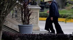 El entonces presidente electo Pedro Castillo camina con el presidente interino Francisco Sagasti en el palacio de gobierno antes de una reunión de transición, en Lima, Perú, el miércoles 21 de julio de 2021.