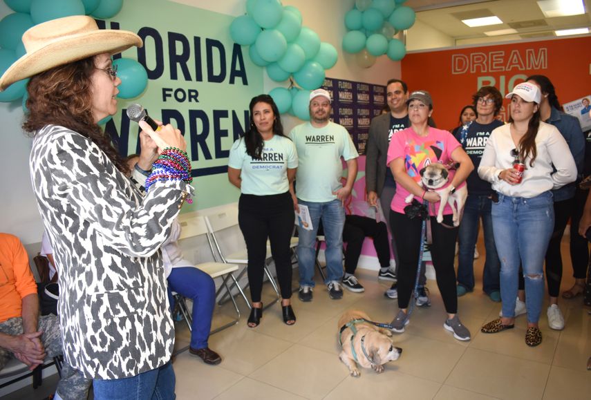 Marlene Braga habla a voluntarios durante la inauguraci&oacute;n de la oficina de Warren en Miami.