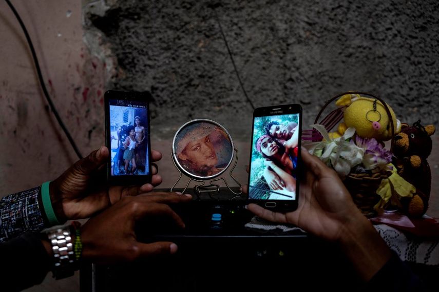 Familiares muestran fotos de los hermanos Román, quienes están en prisión acusados de participar en protestas contra el régimen en julio del año pasado, desde su casa en el barrio La Güinera en La Habana, Cuba, el miércoles 19 de enero de 2022.&nbsp;