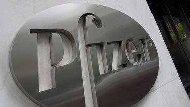 El logo de la compañía Pfizer en la sede central en New York.