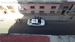 Una patrulla de agentes de la Seguridad del Estado en Cuba permanece frente a la residencia de Katherine Bisquet Rodríguez.