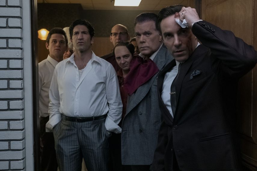 Billy Magnussen, de izquierda a derecha, Jon Bernthal, Corey Stoll, atrás al centro, John Magaro, Ray Liotta y Alessandro Nivola en The Many Saints of Newark en una imagen proporcionada por Warner Bros. Pictures.