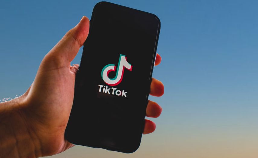 Niña muere asfixiada en Italia al participar en un reto de TikTok