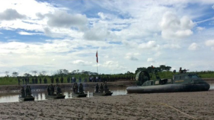 123 soldados venezolanos habían ingresado a territorio colombiano el pasado martes por el departamento fronterizo de Arauca, donde instalaron un campamento e izaron la bandera de ese país.
