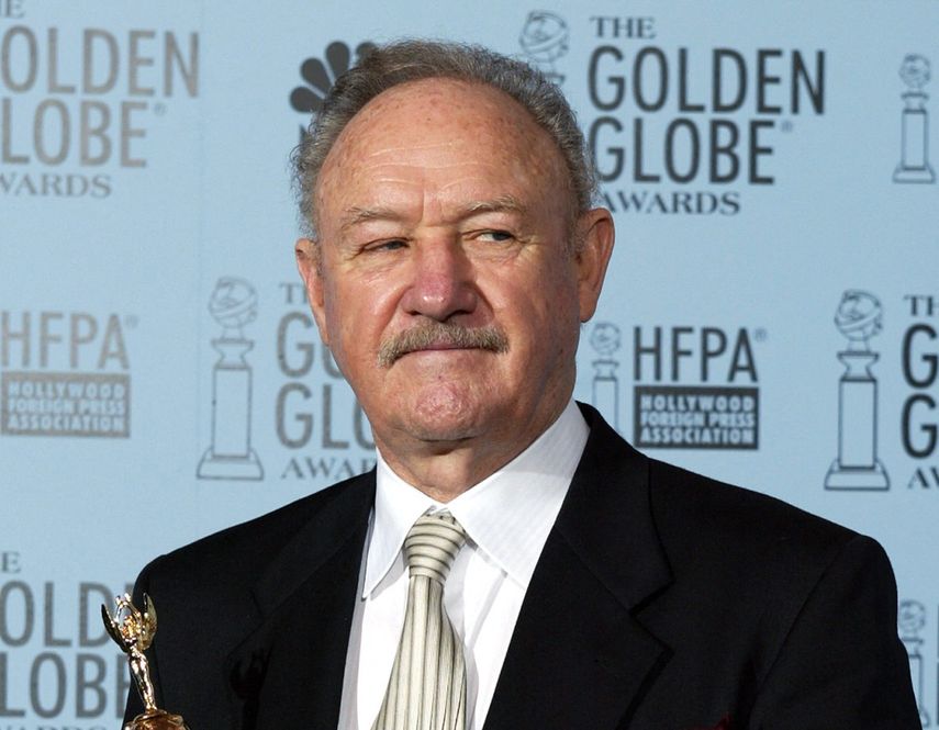 El actor Gene Hackman sostiene el premio Cecile B. DeMille en la 60ª edición de los Globos de Oro, el 19 de enero de 2003, en Beverly Hills, California.