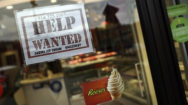 Un letrero solicitando ayuda está pegado en el frente de una tienda en Bedford, Nueva York.&nbsp;