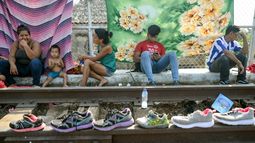 Migrantes hondureños esperan su salida a Estados Unidos en el puente que cruza el Río Suchiate, en Ciudad Hidalgo, México.&nbsp;