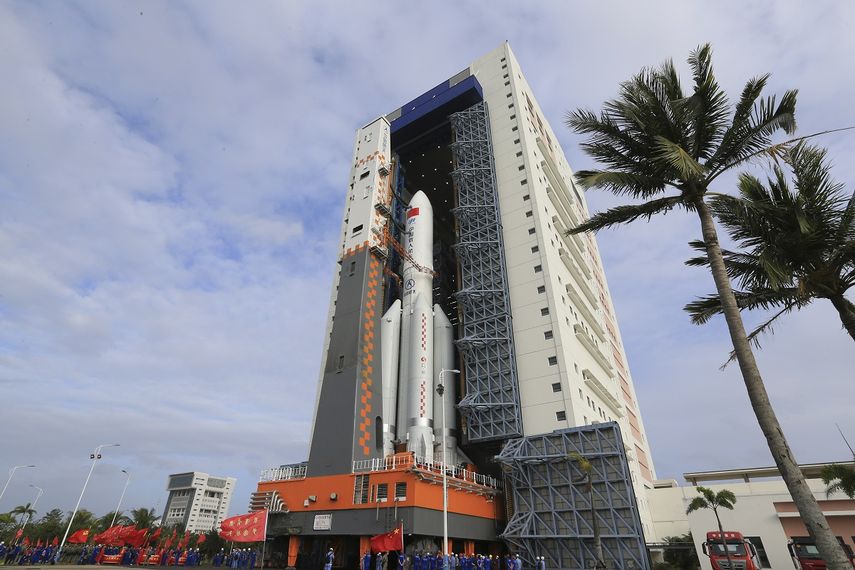 En esta imagen publicada por la agencia de noticias Xinhua, el módulo laboratorio espacial Mengtian y el cohete Long March-5B Y4 son transportados a la zona de lanzamiento en el centro de lanzamiento de satélites Wenchang en la provincia de Hainan, en el sur de China, el 25 de octubre de 2022.&nbsp;