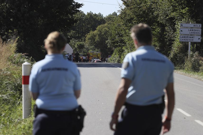 Gendarmes franceses bloquean una calle en donde se estrell&oacute; un avi&oacute;n de combate cerca de Pluvigner, Francia, el jueves 19 de septiembre de 2019.