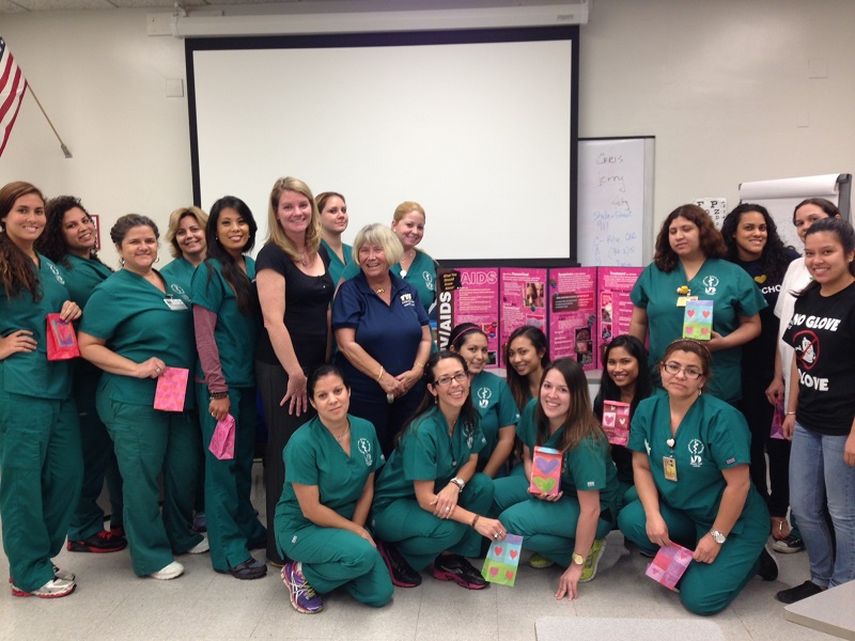 El grupo Señoritas de la FIU realiza  campañas informativas para estudiantes latinas entre las edades sobre los riesgos del VIH en mujeres y jóvenes (Cortesía)