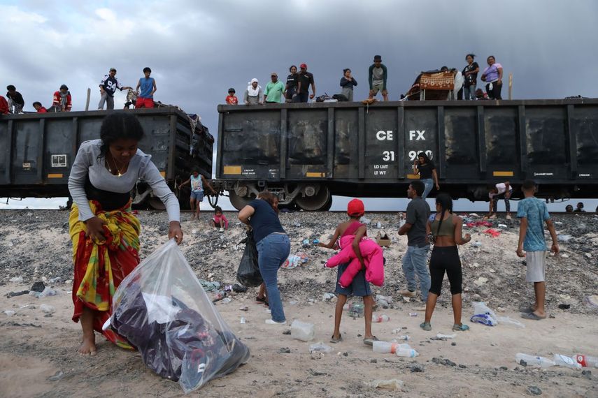 Migrantes, en su mayoría venezolanos y centroamericanos, permanecen varados después de que el tren de mercancías en el que viajaban a Ciudad Juárez se detuviera en el desierto en el municipio de Ahumada, estado de Chihuahua, México, el 29 de septiembre de 2023.