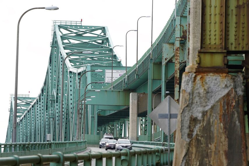 Autos toman la rampa de salida del puente Tobin Memoriar en Chelsea, Massachusetts. &nbsp;