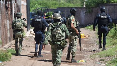 Soldados y policías llegan al área de la zona en la que cuerpos yacen en el piso en Culiacán, en el estado de Sinaloa, México, el martes 17 de septiembre de 2024.