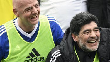 Maradona (derecha) dijo que conversará con el presidente de la FIFA, Gianni Infantino (izquierda) sobre la sanción impuesta a Lionel Messi.