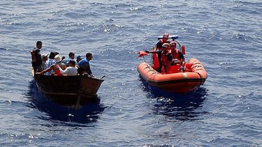 Fotografía de archivo divulgada por la Guardia Costera de EEUU que muestra a varios balseros cubanos intentando llegar a las costas de Florida. (EFE)