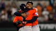 Christian Vázquez #2 de los Astros de Houston y su compañero Alimber Santa #72 celebran la victoria del equipo y el juego sin hits combinado contra los Rangers de Texas en el Globe Life Field el 25 de mayo de 2026 en Arlington, Texas