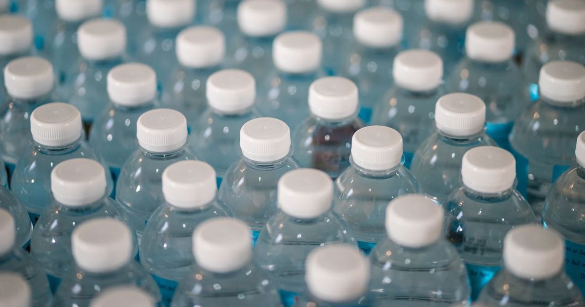 Agua en botella de plástico y riesgos para la salud