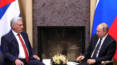 Vladimir Putin junto al designado gobernante cubano, Miguel Díaz-Canel.