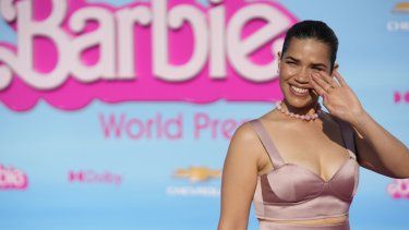 America Ferrera llega al estreno de Barbie el domingo 9 de julio de 2023 en The Shrine Auditorium en Los Ángeles.&nbsp;