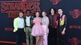 En esta foto de archivo tomada el 28 de junio de 2019 (de izquierda a derecha), el actor Gaten Matarazzo, Caleb McLaughlin, Millie Bobbie Brown, Sadie Sink, Finn Wolfhard y Noah Schnapp asisten al estreno de Stranger Things 3 de Netflix en el Barnum Hall de la escuela secundaria de Santa Mónica, California.