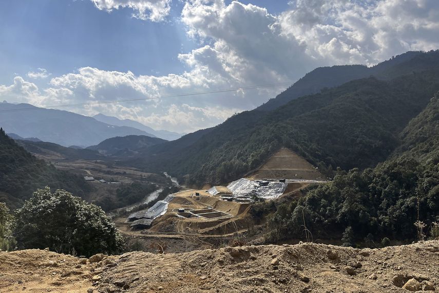 En esta foto de principios de 2022 provista por Global Witness, se abre una nueva mina de tierras raras en la ladera de una montaña en Pangwa, Kachin, Myanmar.&nbsp;