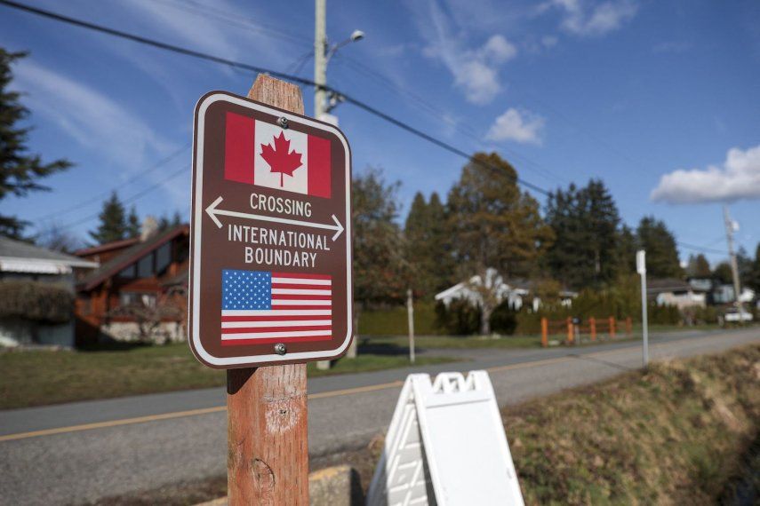 Un letrero que marca la frontera internacional entre Estados Unidos y Canadá se muestra en el Parque Estatal Histórico Peace Arch en Blaine, Washington, el 5 de marzo de 2025.&nbsp;