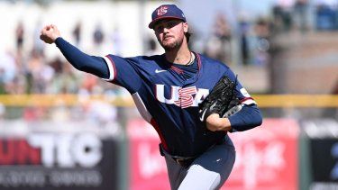 El derecho Paul Skenes, de la selección de Estados Unidos para el Clásico Mundial 2026, lanza durante un juego contra los Gigantes de San Francisco, el 3 de marzo de 2026.