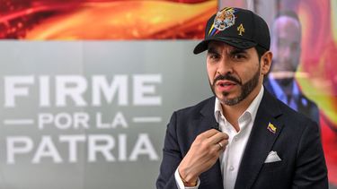 El candidato presidencial colombiano Abelardo de la Espriella, del movimiento político Defensores de la Patria, habla durante una entrevista con AFP en Bogotá el 11 de febrero de 2026. El principal candidato de la oposición en Colombia declaró a AFP el 11 de febrero que en sus primeros 90 días en el cargo lanzaría una ofensiva aérea respaldada por Estados Unidos e Israel para desmantelar los cárteles de la cocaína.