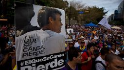 Póster del líder venezolano en una manifestación en Venezuela. (AP)