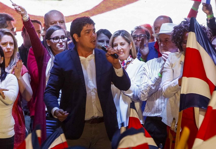 El presidente electo Carlos&nbsp;Alvardo, durante su discurso de la victoria, este domingo 1 de abril de 2018, en la plaza Roosevelt, en San Pedro de Montes de Oca, Costa Rica.