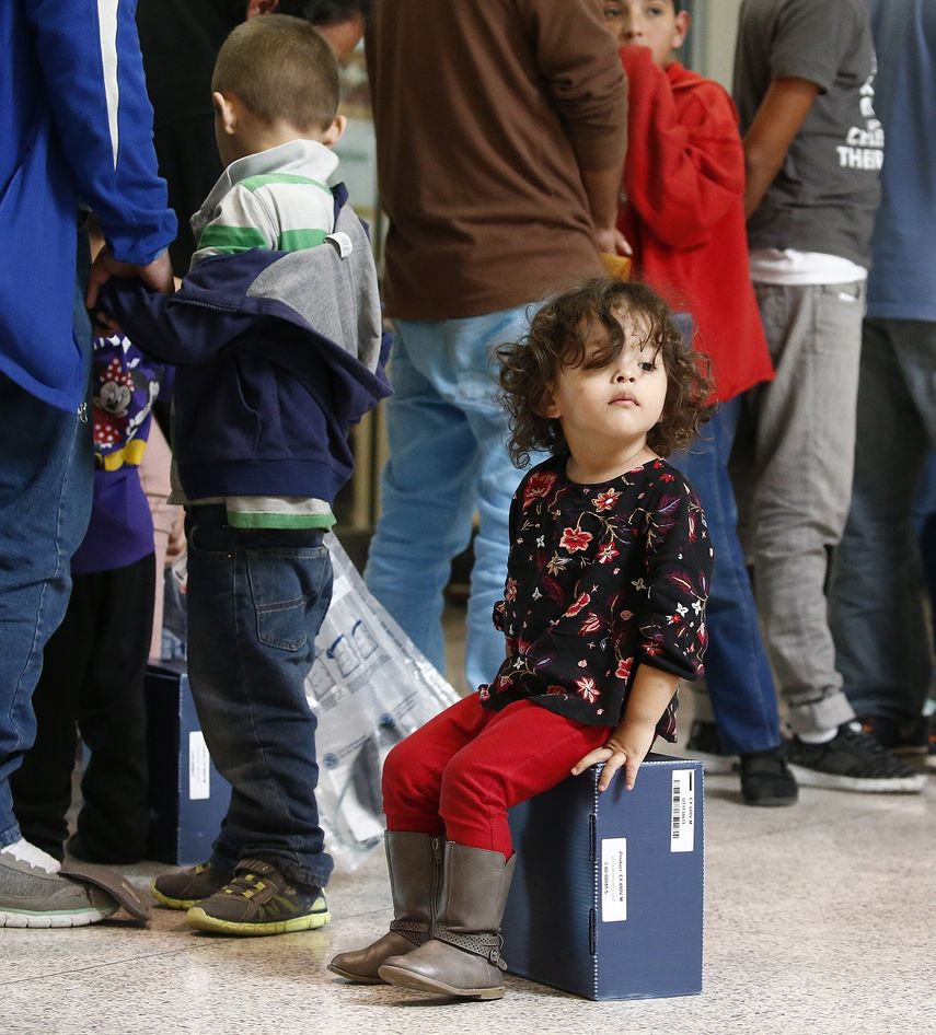 Familias&nbsp;migrantes&nbsp;son procesadas en la Estación Central de Autobuses antes de ser trasladadas a Caridades Católicas.