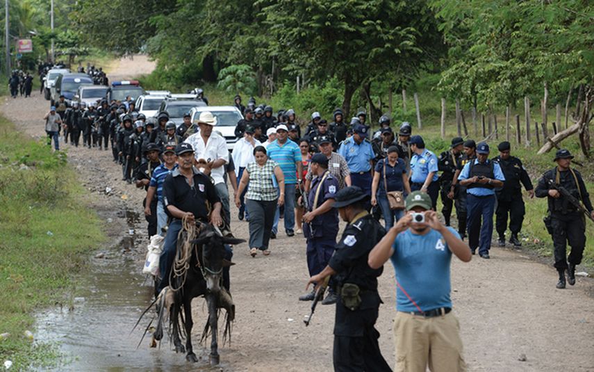 Patrullas ingresan a una comunidad minera de El Tule. (CORTESÍA)