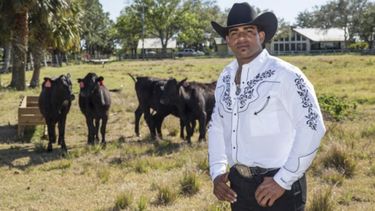 El pelotero cubano reside en el rancho con su novia, Sandra Quesada, y su primo Iván Ortiz, quien dirige la propiedad todo el año.