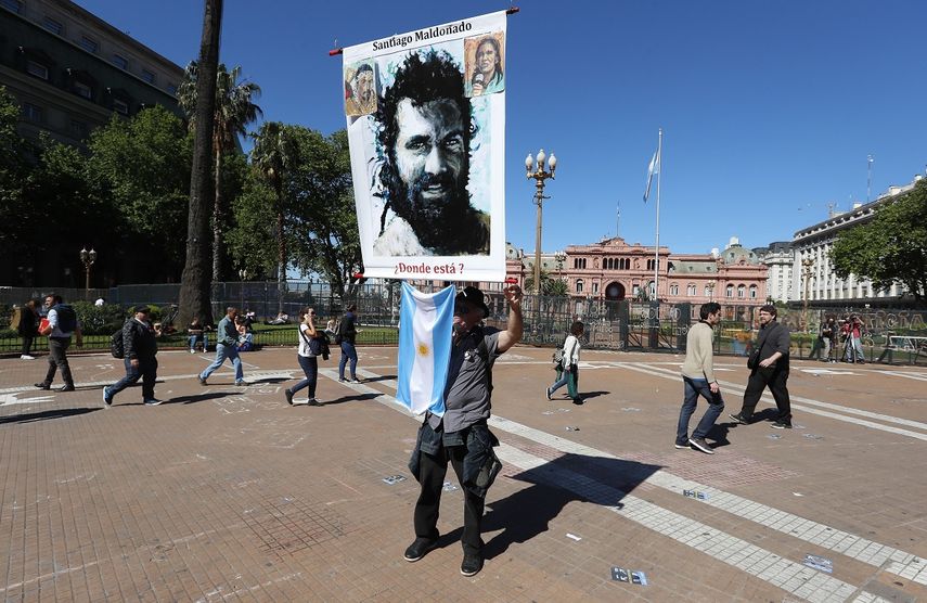 Una persona porta un cartel con la imagen del desaparecido&nbsp;Santiago&nbsp;Maldonado durante la habitual ronda de los jueves de las Madres de Plaza de Mayo.