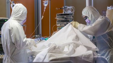 En esta imagen de archivo, tomada el 25 de marzo de 2020, personal m&eacute;dico atienden a un paciente en una unidad de cuidados intensivos de la cl&iacute;nica Casalpalocco para el COVID-19, en las afueras de Roma.&nbsp;