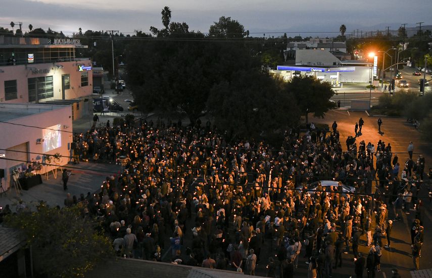 Los dolientes asisten a una vigilia con velas para Halyna Hutchins en la oficina de la costa oeste de IATSE el 24 de octubre de 2021 en Burbank, California.