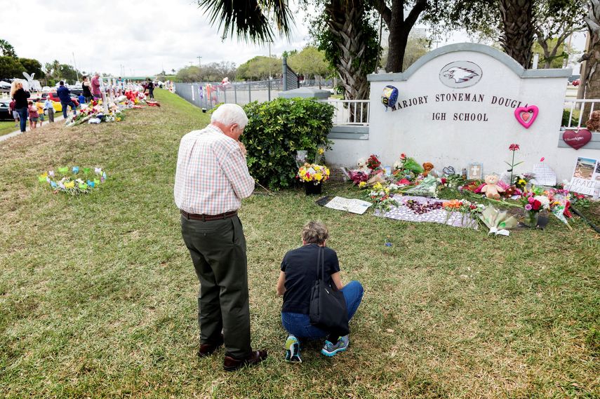 El 14 de febrero de 2018, Nikolas Cruz ingresó con un fusil semiautomático a la escuela secundaria Marjory Stonmeman Douglas de Parkland, y mató a 17 personas.&nbsp;
