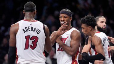 El alero del Miami Heat, Jimmy Butler (22), va a la canasta pasando a la defensa de los Brooklyn Nets&nbsp;