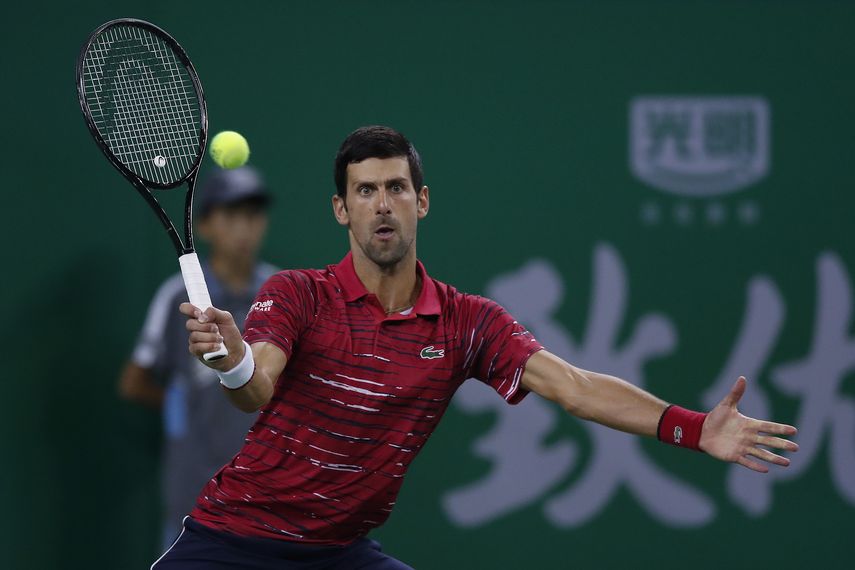 El serbio Novak Djokovic devuelve ante el canadiense Denis Shapovalov en el partido por el Masters de Shangai, el mi&eacute;rcoles 9 de octubre de 2019.&nbsp;