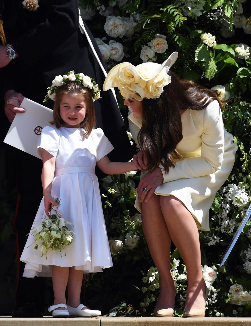 La pequeña princesa Charlotte y su madre, la duquesa de Cambridge, Kate Middleton, a la salida de la ceremonia. 