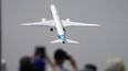 Un avión de Boeing momentos después de su despegue de prueba.