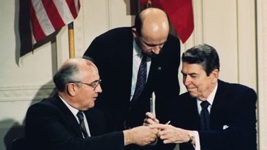 El presidente estadounidense Ronald Reagan (d) y el líder soviético Mijaíl Gorbachov firman un tratado nuclear en la Casa Blanca en Washington el 8 de diciembre de 1987.&nbsp;