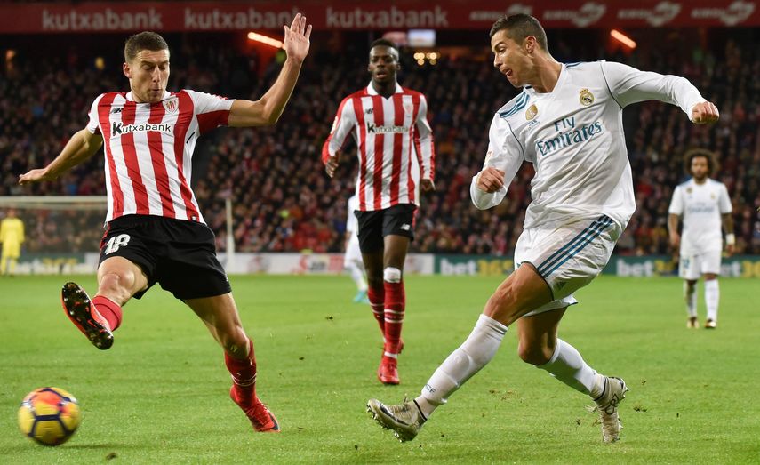 Cristiano Ronaldo (derecha) y el defensa del Athletic, Óscar De Marcos, durante el partido de la decimocuarta jornada de Liga.