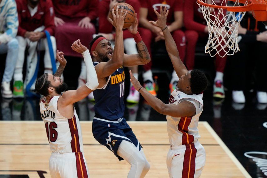 El alero de los Nuggets de Denver Bruce Brown avanza hacia la canasta mientras lo defienden el alero Caleb Martin y el base Kyle Lowry del Heat de Miami en el juego 4 de las Finales de la NBA el viernes 9 de junio del 2023.&nbsp;