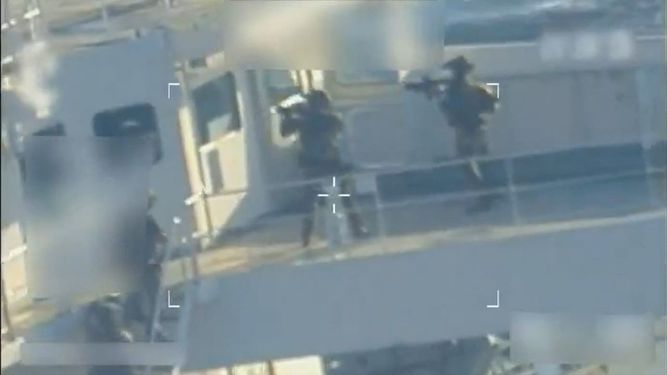 Fuerzas militares estadounidenses durante la ejecución de una orden de incautación de un buque de petróleo crudo frente a la costa de Venezuela el 10 de diciembre.